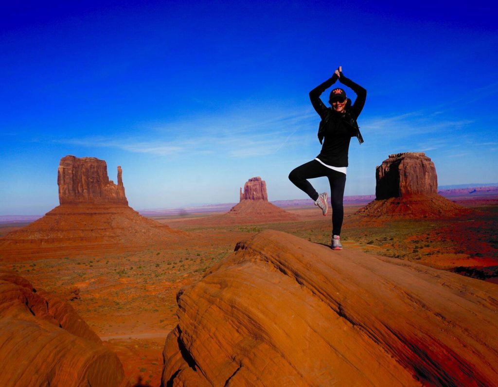 Lene på toppen af Monument Valley i Utah/Arizona